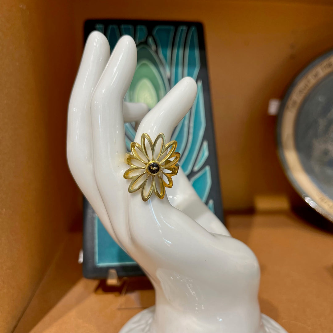 Daisy Flower Ring Specularite + Gold Leaf