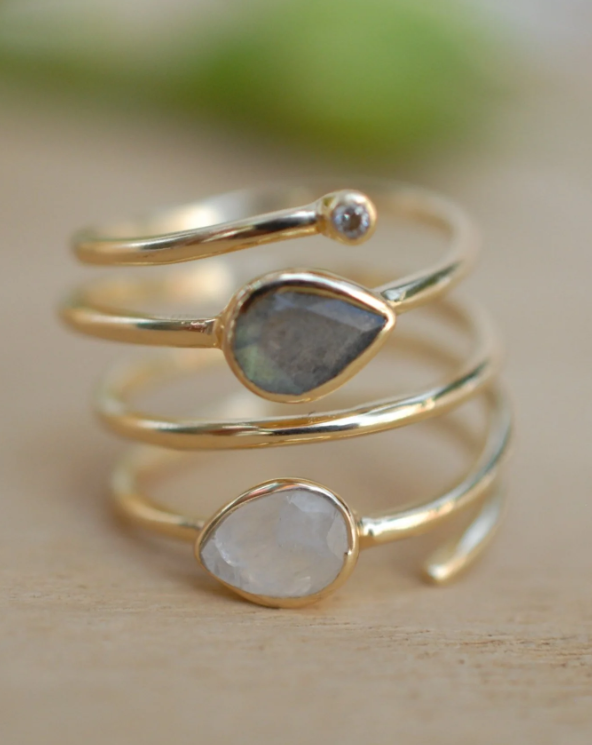 Melanie Ring: Gold-plated With Labradorite and Moonstone